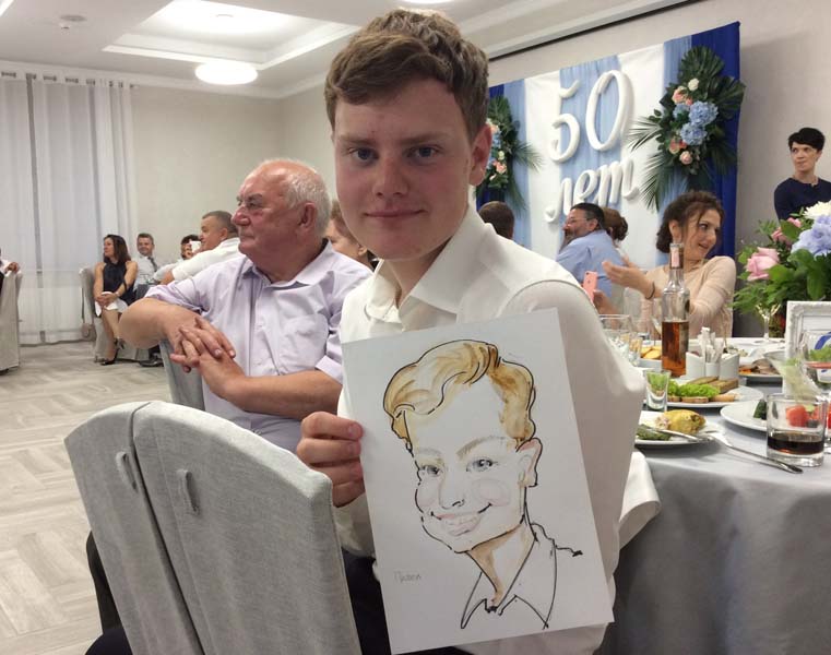 Рыжеволосый Павел демонстрирует свое изображение