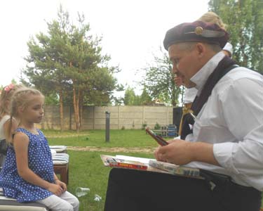 Художник рисует девочку на мероприятии