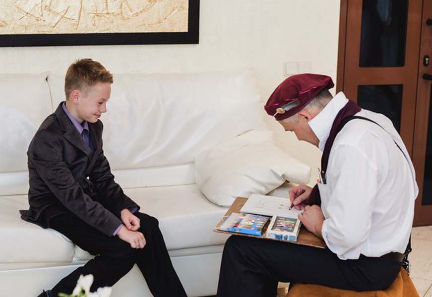 Мишель рисует мальчика на свадьбе в 