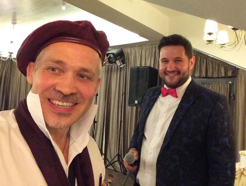 Шаржист и ведущий Евгений в клубе 