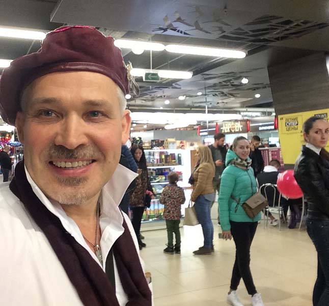 Мастер шаржей в торговом Центре шаржист Михаил Шабалин