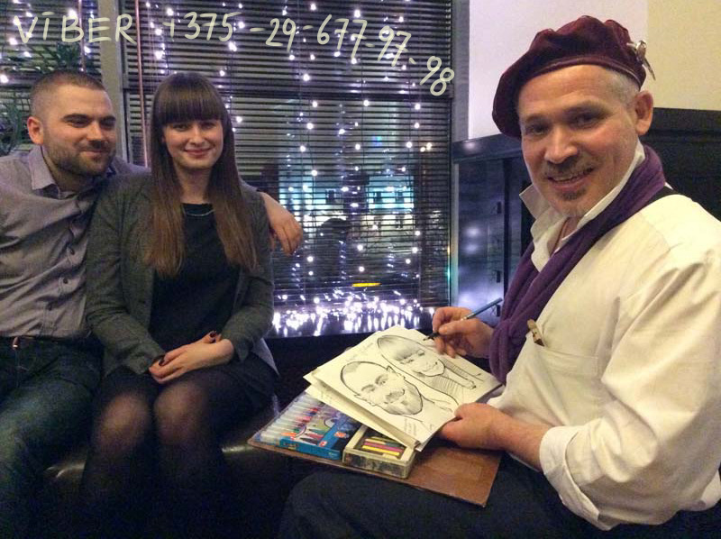 шаржист Шабалин рисует в Ньюмене парочку на мероприятии шарж по фото в Минске и Калининграде